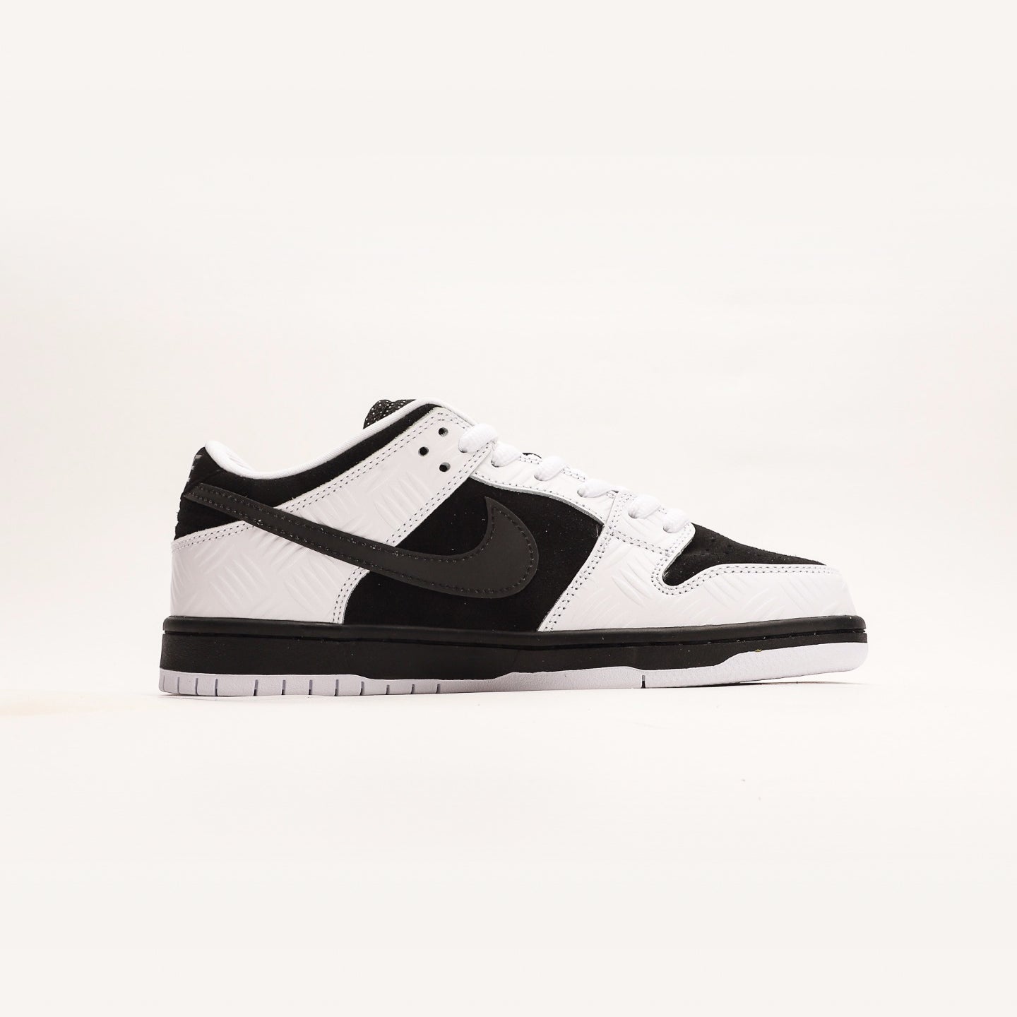 Nike SB Dunk Low TIGHTBOOTH - Urbanize Streetwear